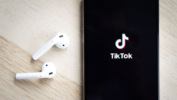 Biểu tượng ứng dụng TikTok trên màn hình Apple iPhone XS. - Sputnik Việt Nam