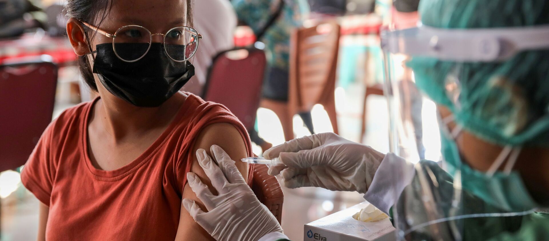 Một phụ nữ được tiêm vắc xin AstraZeneca trong chương trình tiêm chủng hàng loạt ở Sanur, Bali, Indonesia. - Sputnik Việt Nam, 1920, 10.06.2021