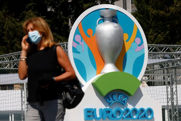 Người phụ nữ cạnh biểu tượng UEFA EURO 2020 ở Rome - Sputnik Việt Nam