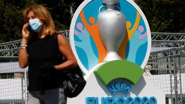 Người phụ nữ cạnh biểu tượng UEFA EURO 2020 ở Rome - Sputnik Việt Nam