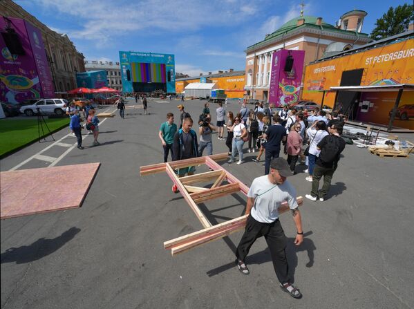 Xây dựng làng bóng đá của lễ hội UEFA EURO 2020 trên Quảng trường tàu ngựa ở St.Petersburg - Sputnik Việt Nam
