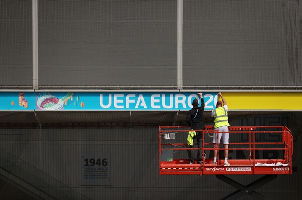Lắp đặt biển báo UEFA EURO 2020 ở London - Sputnik Việt Nam