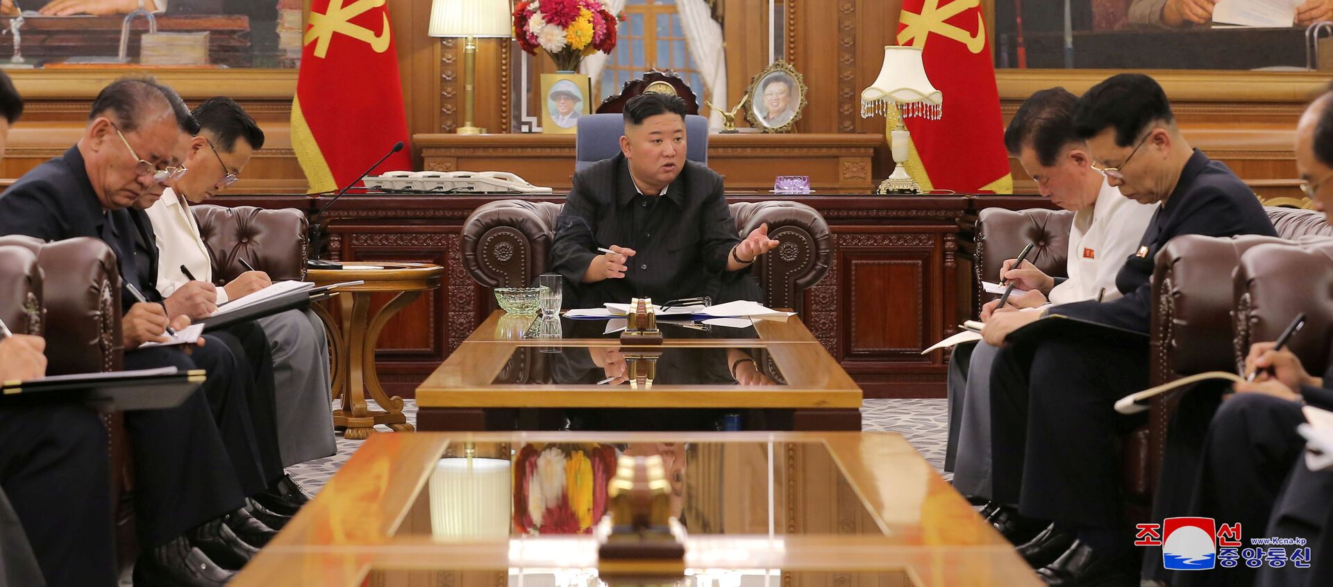 Nhà lãnh đạo Triều Tiên Kim Jong-un trong cuộc gặp với các quan chức cấp cao. - Sputnik Việt Nam, 1920, 10.06.2021
