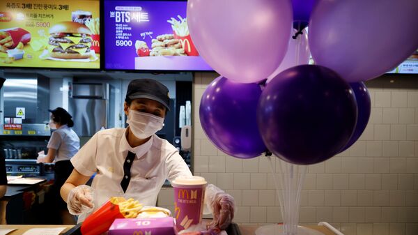 Một nhân viên của McDonald's phục vụ bữa ăn của BTS, được truyền cảm hứng và quảng bá bởi nhóm nhạc nam K-pop BTS, trong giờ ăn trưa tại nhà hàng của họ ở Seoul, Hàn Quốc, ngày 27 tháng 5 năm 2021 - Sputnik Việt Nam