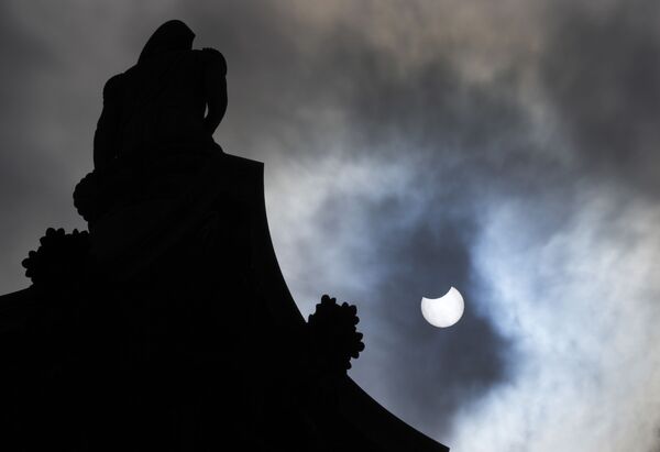 Hiện tượng nhật thực được quan sát trên Quảng trường Trafalgar ở London - Sputnik Việt Nam