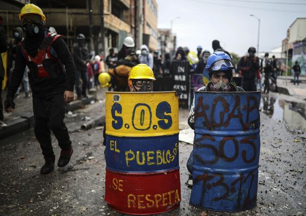 Những người biểu tình chống chính phủ trốn sau lá chắn trong vụ đụng độ với cảnh sát ở Bogota, Colombia - Sputnik Việt Nam