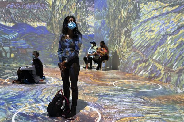 Du khách tại triển lãm nhập vai Van Gogh ở New York, Hoa Kỳ - Sputnik Việt Nam