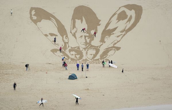 Hình ảnh của các nhà lãnh đạo G7 tạo bằng cát trên bãi biển ở Newquay, Cornwall, Anh - Sputnik Việt Nam