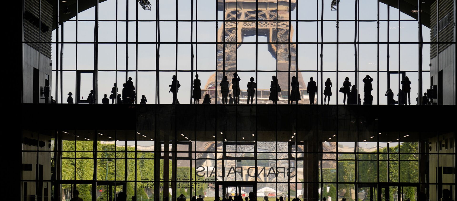 Trình bày về Cung điện lớn Ephemere nhìn ra tháp Eiffel ở Paris - Sputnik Việt Nam, 1920, 22.07.2021