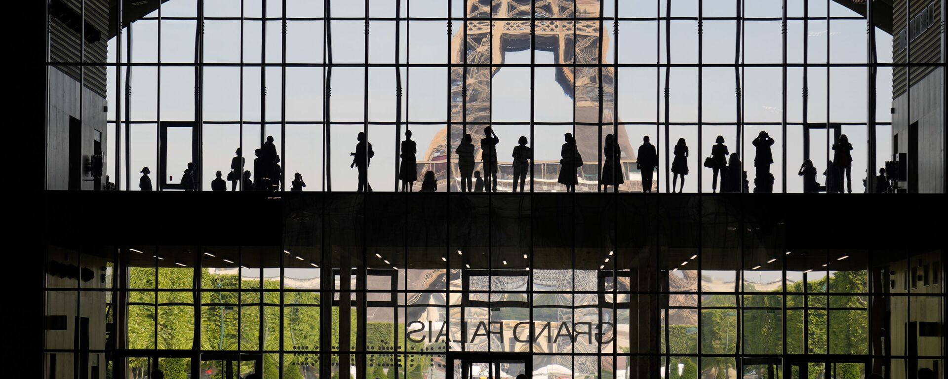 Trình bày về Cung điện lớn Ephemere nhìn ra tháp Eiffel ở Paris - Sputnik Việt Nam, 1920, 22.07.2021