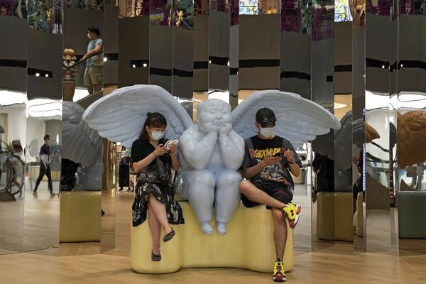Du khách bên cạnh bức tượng thiên thần trong trung tâm mua sắm Bắc Kinh - Sputnik Việt Nam
