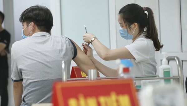 Nhân viên y tế tiêm vaccine Nano Covax phòng COVID-19 cho tình nguyện viên tham gia tiêm thử nghiệm đợt 3 tại Học viện Quân y - Sputnik Việt Nam