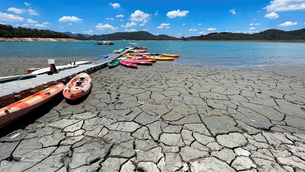 Hồ nước thấp San Moon trong đợt hạn hán trên một hòn đảo ở Nam Đầu, Đài Loan - Sputnik Việt Nam