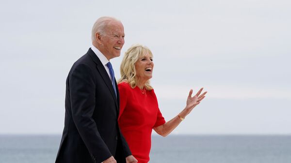 Tổng thống Mỹ Joe Biden với phu nhân Jill tại hội nghị thượng đỉnh G7 ở Anh. - Sputnik Việt Nam