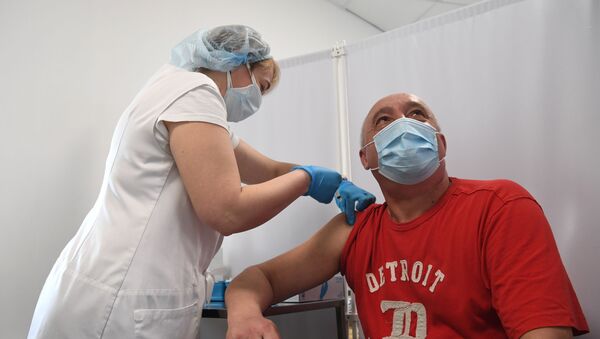 Người đàn ông tại Trạm tiêm vaccine ở Matxcơva. - Sputnik Việt Nam