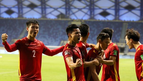 Các cầu thủ Việt Nam ăn mừng bàn thắng quyết định được ghi ở phút 81 do công của Quế Ngọc Hải. - Sputnik Việt Nam