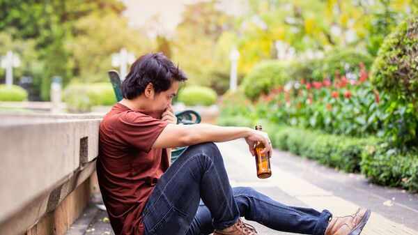  Người đàn ông với chai bia trong công viên. - Sputnik Việt Nam