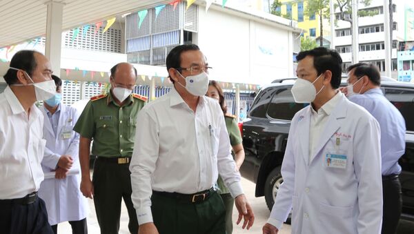 Bí thư Thành ủy Thành phố Hồ Chí Minh Nguyễn Văn Nên thăm chiến sỹ công an mắc COVID-19 - Sputnik Việt Nam