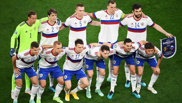 Các cầu thủ đội tuyển bóng đá quốc gia Nga trước khi bắt đầu trận đấu lượt đầu tiên vòng bảng Giải vô địch bóng đá châu Âu 2020 giữa đội tuyển Bỉ và Nga. - Sputnik Việt Nam