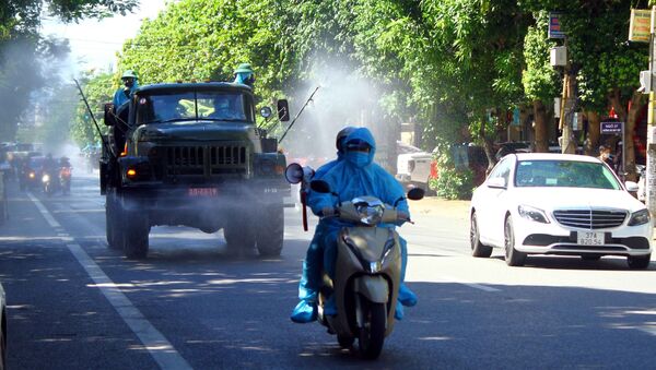 Xe chuyên dụng phun hóa chất khử khuẩn tại đường Hà Huy Tập, thành phố Vinh, Nghệ An. - Sputnik Việt Nam