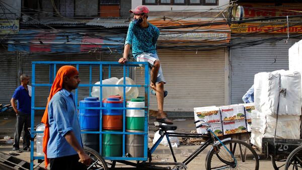 Một người đàn ông trên xe kéo trong thời gian nới lỏng kiểm dịch ở Ấn Độ. - Sputnik Việt Nam
