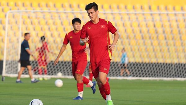 Cầu thủ Nguyễn Tiến Linh trong buổi tập trên sân Zabeel tối 14/06 - Sputnik Việt Nam