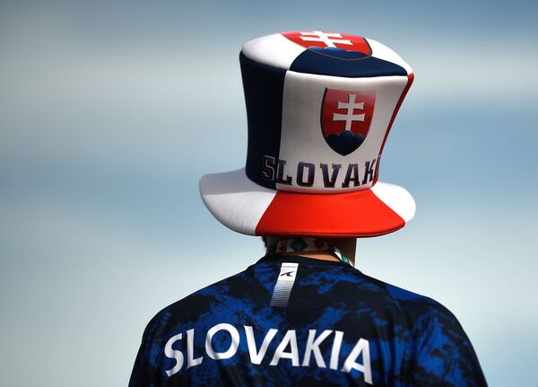 Cổ động viên đội tuyển quốc gia Slovakia trong khu vực fanzone tại sân vận động «Gazprom-Arena» trước trận Ba Lan - Slovakia ở St.Petersburg - Sputnik Việt Nam