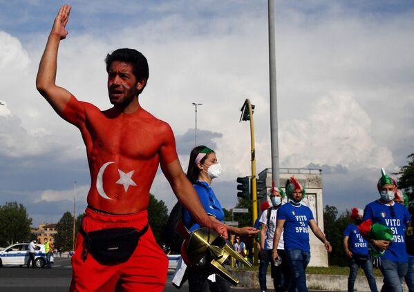 Cổ động viên của đội tuyển quốc gia Thổ Nhĩ Kỳ tại Sân vận động «Olympic» ở Roma - Sputnik Việt Nam