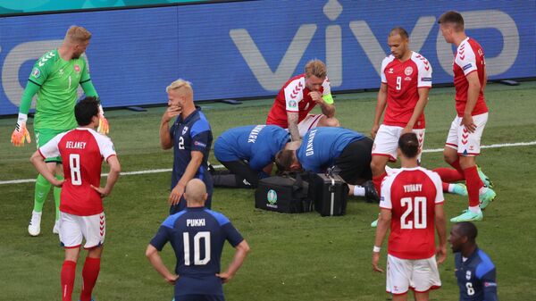 Các bác sĩ đang giúp đỡ cầu thủ bóng đá Christian Eriksen. - Sputnik Việt Nam