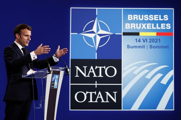 Tổng thống Pháp Emmanuel Macron tại cuộc họp báo sau hội nghị thượng đỉnh NATO ở Brussels. - Sputnik Việt Nam