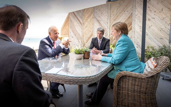 Cuộc gặp của Tổng thống Mỹ Joe Biden và Thủ tướng Đức Angela Merkel tại Hội nghị thượng đỉnh G7 ở Cornwall. - Sputnik Việt Nam