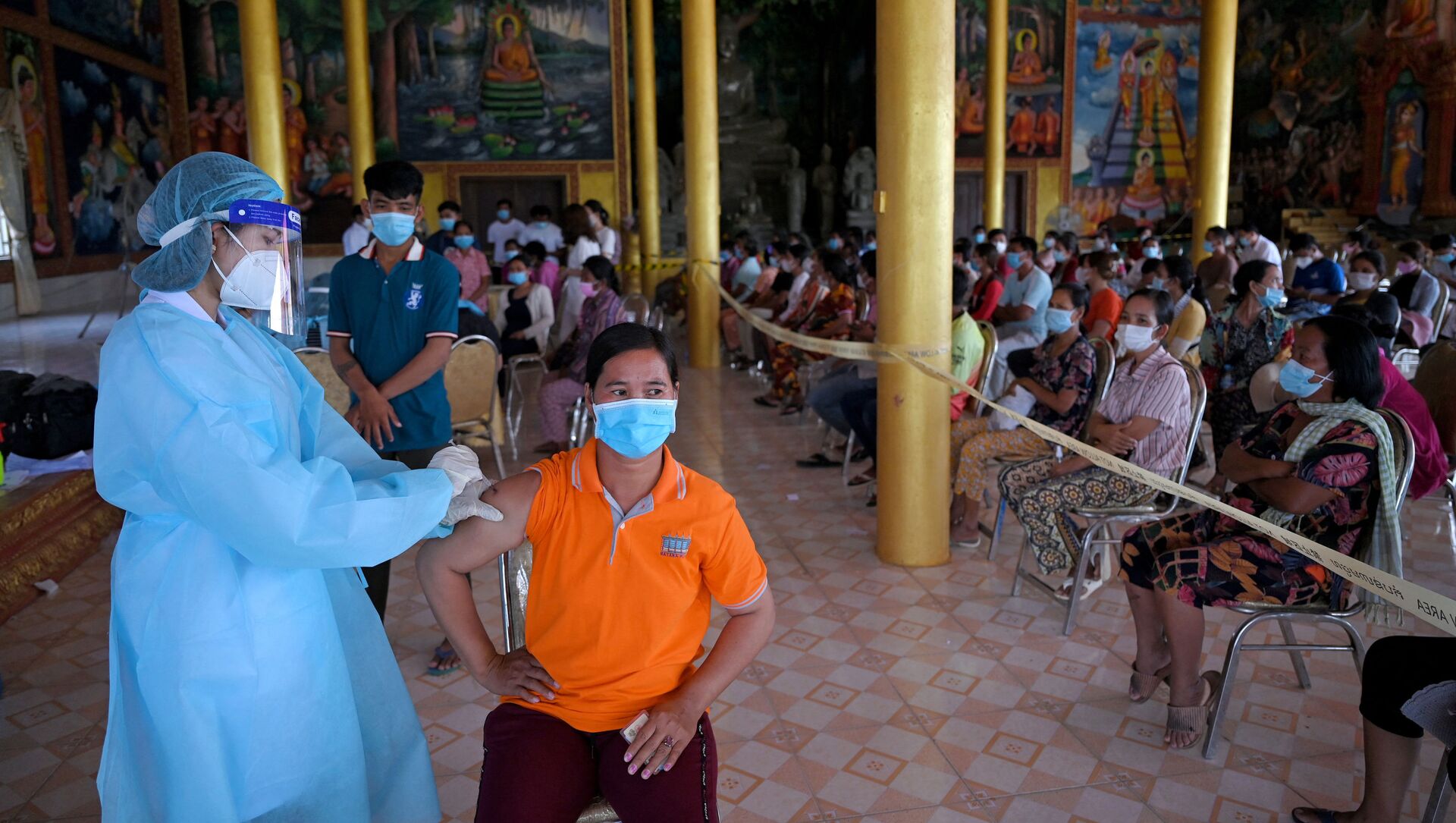 Tiêm chủng hàng loạt chống coronavirus bằng vắc xin Sinopharm của Trung Quốc ở tỉnh Kandal, Campuchia. - Sputnik Việt Nam, 1920, 15.06.2021