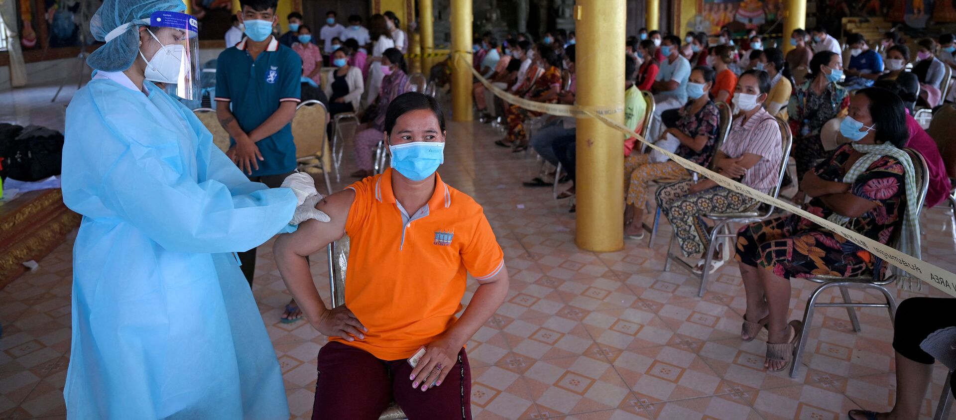 Tiêm chủng hàng loạt chống coronavirus bằng vắc xin Sinopharm của Trung Quốc ở tỉnh Kandal, Campuchia. - Sputnik Việt Nam, 1920, 15.06.2021