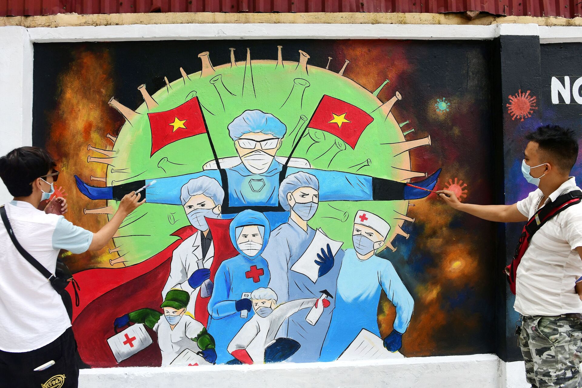 Các nghệ sĩ đường phố vẽ bác sĩ trên tường ngôi nhà ở Hà Nội - Sputnik Việt Nam, 1920, 05.10.2021