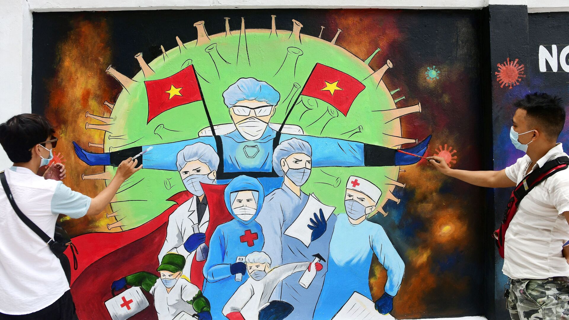 Các nghệ sĩ đường phố vẽ bác sĩ trên tường ngôi nhà ở Hà Nội - Sputnik Việt Nam, 1920, 15.06.2021