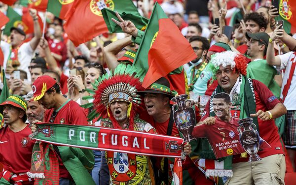 Người hâm mộ tại trận đấu vòng bảng giữa đội tuyển Bồ Đào Nha và đội tuyển Hungary tại EURO 2020. - Sputnik Việt Nam