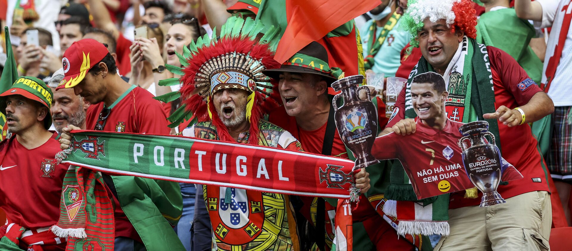 Người hâm mộ tại trận đấu vòng bảng giữa đội tuyển Bồ Đào Nha và đội tuyển Hungary tại EURO 2020. - Sputnik Việt Nam, 1920, 16.06.2021