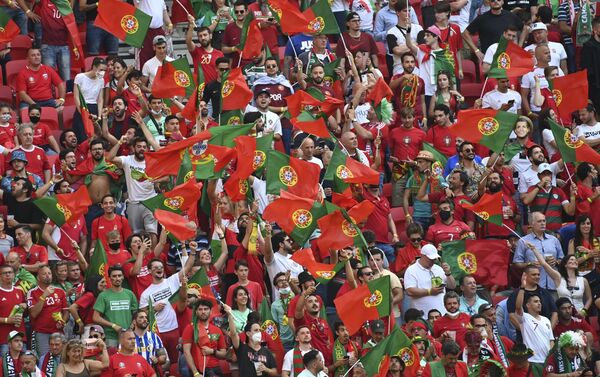 Người hâm mộ tại trận đấu vòng bảng giữa đội tuyển Bồ Đào Nha và đội tuyển Hungary tại EURO 2020. - Sputnik Việt Nam