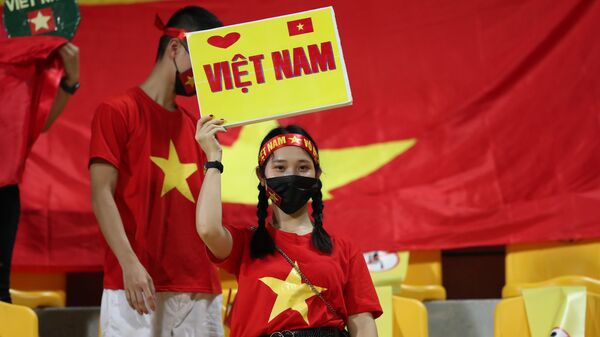 Cổ động viên đã có mặt từ rất sớm trong sân vận động Zabeel để tiếp lửa cho đội tuyển Việt Nam - Sputnik Việt Nam