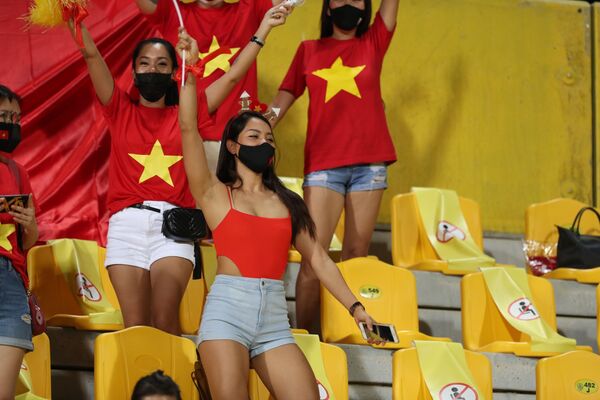Cổ động viên Việt Nam tại sân vận động Zabeel - Sputnik Việt Nam