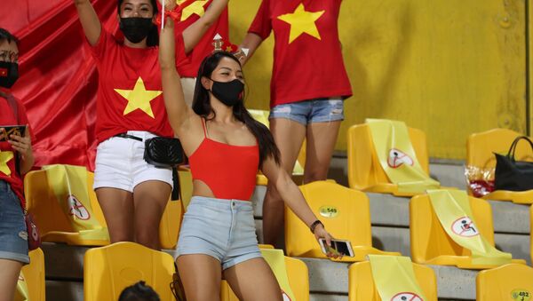 Cổ động viên Việt Nam tại sân vận động Zabeel - Sputnik Việt Nam