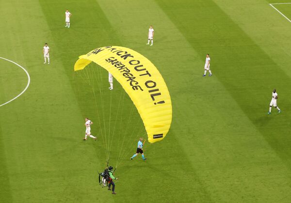 Người biểu tình Greenpeace trong trận đấu Euro 2020 giữa Đức và Pháp - Sputnik Việt Nam