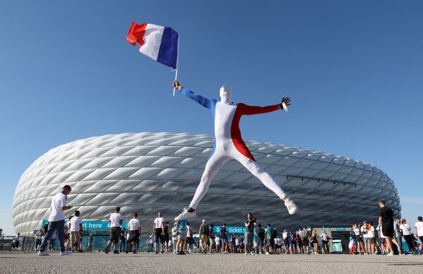 Các cổ động viên đội tuyển quốc gia Pháp ở sân vận động trước trận đấu giữa Pháp và Đức tại Euro 2020 - Sputnik Việt Nam