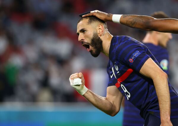 Cầu thủ Pháp Karim Benzema sau khi ghi bàn thắng tại Euro 2020 (Bàn thắng không được tính do lỗi việt vị) - Sputnik Việt Nam