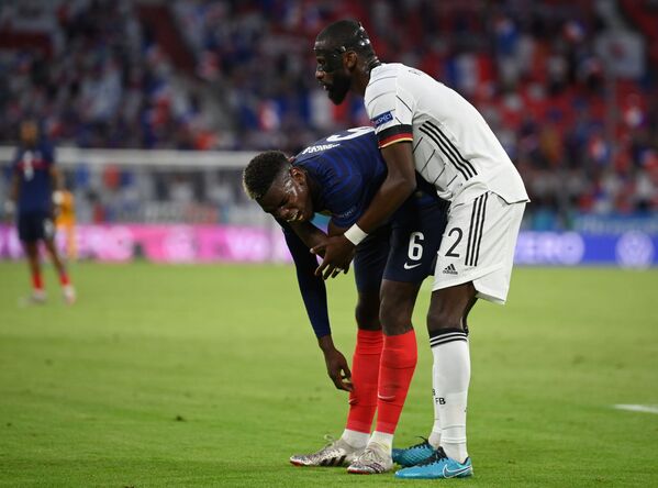 Sự cố khó hiểu trên sân giữa các cầu thủ Paul Pogba của ĐT Pháp và Antonio Rüdiger của ĐT Đức - Sputnik Việt Nam