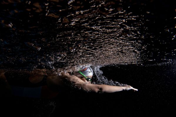 Tác phẩm của nhiếp ảnh gia Thổ Nhĩ Kỳ Sebnem Coskun Vận động viên bơi lội Thổ Nhĩ Kỳ Nil Sahin, lọt danh sách rút gọn cuộc thi ảnh mang tên Andrei Stenin ở hạng mục Thể thao, ảnh đơn - Sputnik Việt Nam