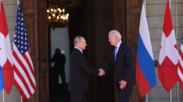 Tổng thống Nga Vladimir Putin và Tổng thống Mỹ Joe Biden tại hội nghị thượng đỉnh Geneva - Sputnik Việt Nam