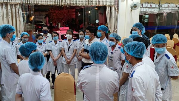 Lực lượng y, bác sĩ Nghệ An xuất quân, quyết tâm hoàn thành lấy hơn 6.000 mẫu xét nghiệm virút SARS-CoV-2 ngay trong đêm 16/6. - Sputnik Việt Nam