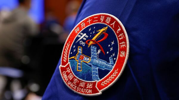 Huy hiệu chuyến bay vũ trụ Thần Châu 12 trên đồng phục nhân viên - Sputnik Việt Nam