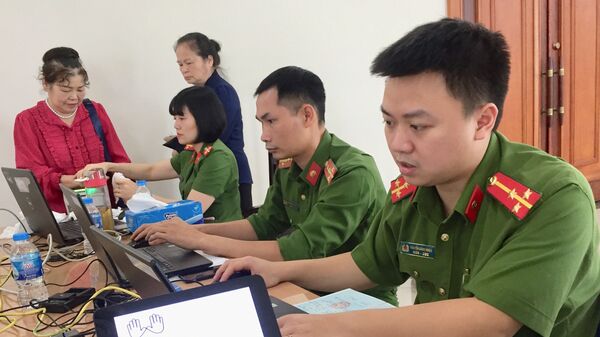 Công an thành phố Hà Nội thực hiện làm thẻ căn cước công dân gắn chíp cho người dân.  - Sputnik Việt Nam